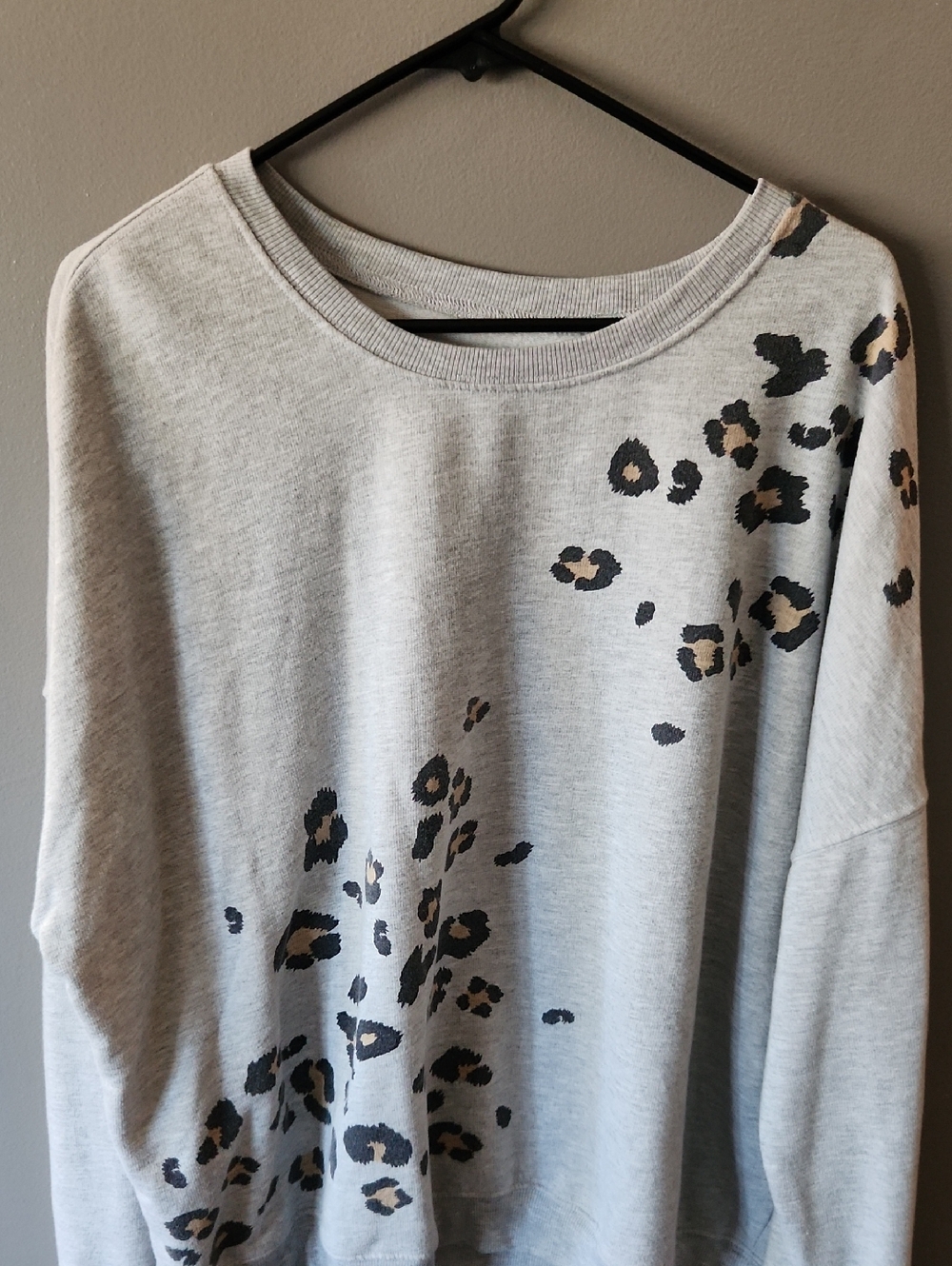 Weekend Soul Light Gray Ctewneck Sweatshirt with Leopard Print Accent